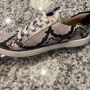 Brand new Naturalizer size 6 sneaker